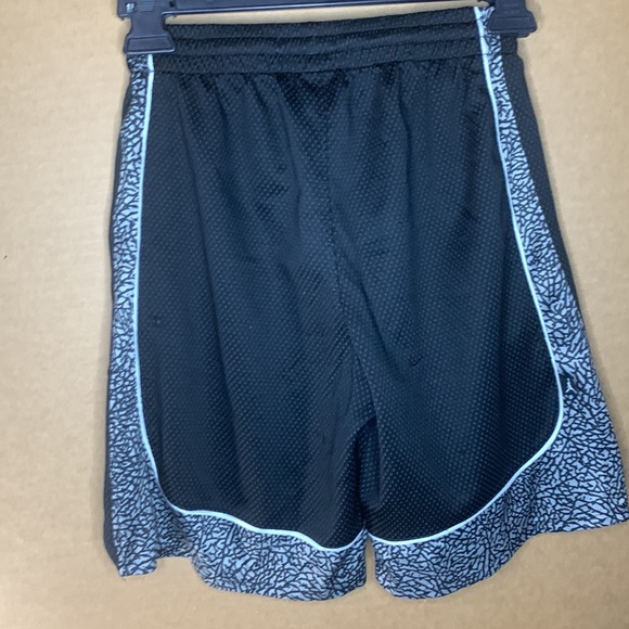 Medium Black/Gray Athletic Boys Shorts DriFit Nike Jordan - Picture 4 of 5
